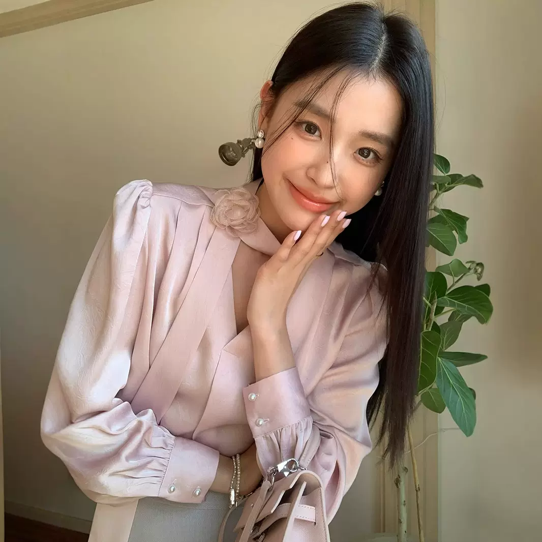 起范 法式小众设计感飘带立体玫瑰衬衫女不规则V领缎面上衣82907