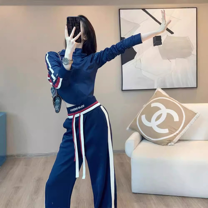 ゆるいカジュアルなスポーツファッション服の女性スーツ秋冬の高級感があります。|undefined