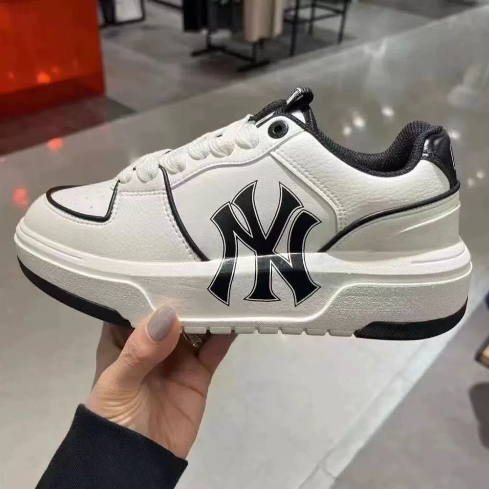 Унисекс белые кроссовки на высоких платформах с ярким черным логотипом NY Yankees – повседневная обувь для досуга