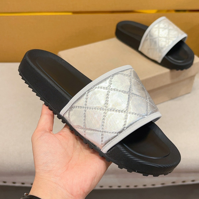 Pantuflas estampadas zapatos casuales antideslizantes de verano para hombre, estación europea, cuero de lujo ligero, suela suave, cómodas chanclas exteriores