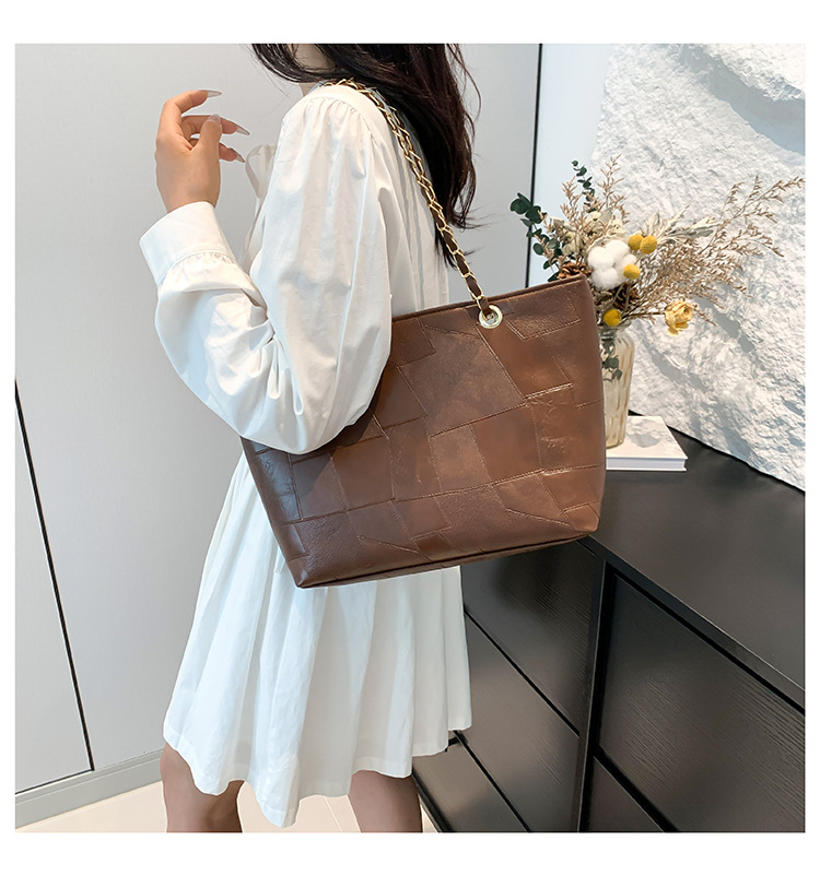Women's Large Capacity Shoulder Tote Bag With Chain Detail_voghion.com