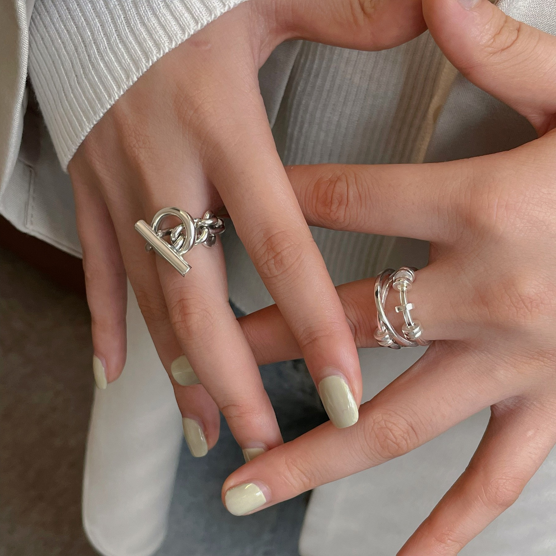 Versión coreana S925 anillo redondo multicapa personalizado chapado en plata para mujer, anillo abierto de dedo índice con cadena con hebilla OT de moda retro.