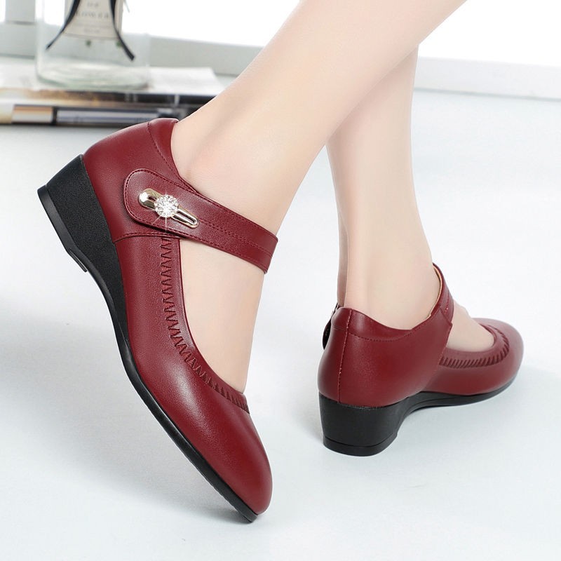 2026 nuevos zapatos de cuero suave de mujer de talón único con zapatos de suela suave resistentes al desgaste con zapatos de madres de edad media y vieja zapatos de cuero de mujer