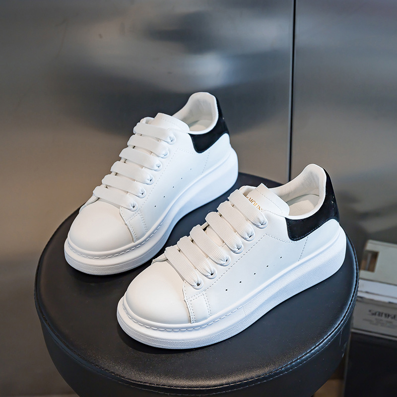 Procesamiento de zapatos personalizados pequeños zapatos blancos 2021 nuevos zapatos de skate para aumentar la altura de zapatos de mujer zapatos deportivos casuales de fábrica de fuentes