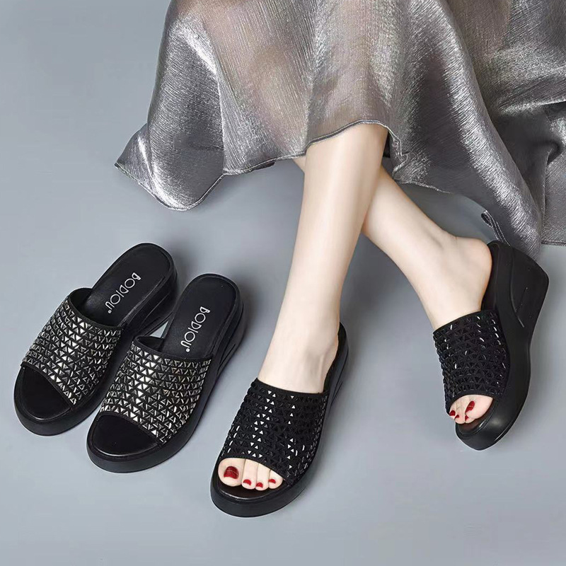 Dép sandal nữ đế xuồng đính đá tăng chiều cao — Màu đen