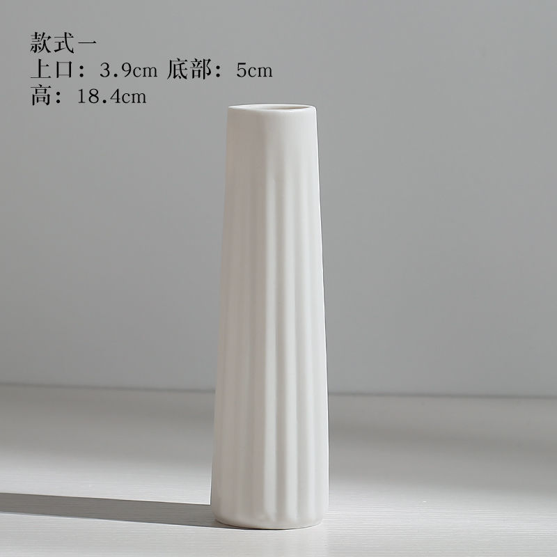 陶磁器の白い色は小さい花瓶を焼きます。|undefined