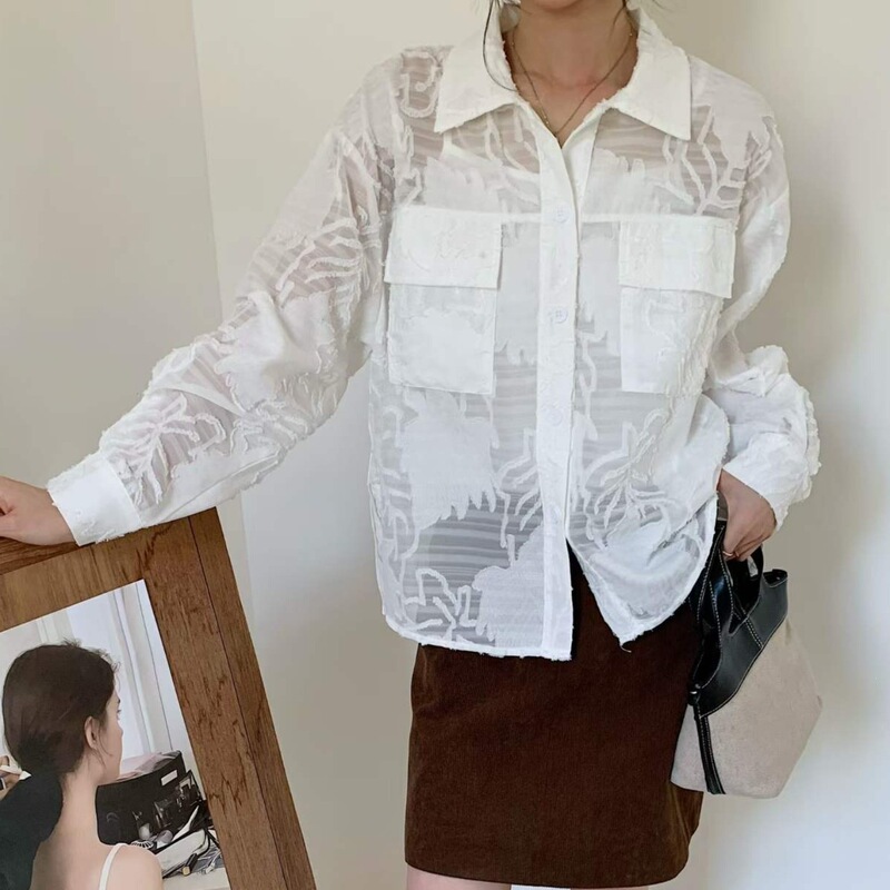 Early autumn Korean retro double-pocket niche heavy-duty shirt with pleated back, turn-down collar, long sleeves, slightly sheer, loose-fitting women's shirt Early autumn Korean retro double-pocket niche heavy-duty shirt with pleated back, turn-down collar, long sleeves, slightly sheer, loose-fitting women's shirt