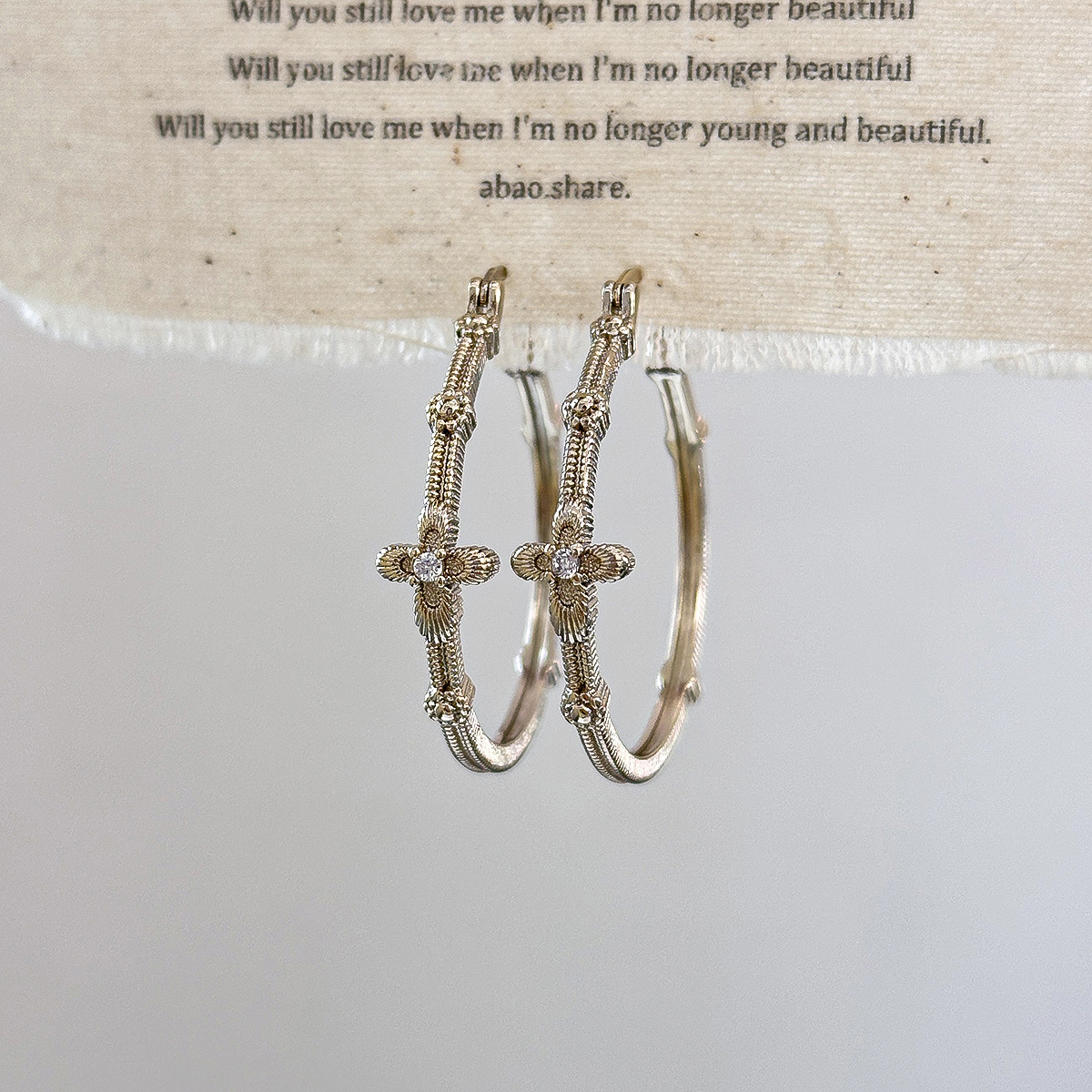 Light Luxury Versatile Earrings with a Niche High-End Feel, Instagram-Style Trendy Minimalist Cool Style Heart-Shaped Ear Clips for Women
