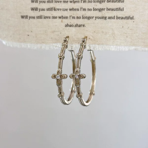 Light Luxury Versatile Earrings with a Niche High-End Feel, Instagram-Style Trendy Minimalist Cool Style Heart-Shaped Ear Clips for Women