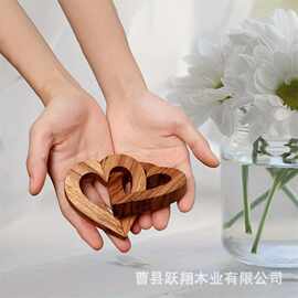 跨境木质爱心链条母亲节氛围感装饰爱心摆件镂空爱心环扣链条礼物