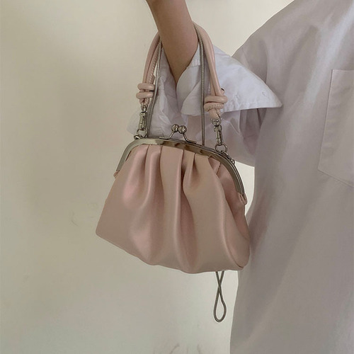 Sweet girl hand holding dumpling bag, Japanese and Korean ins high-quality pleated clip bag, shoulder chain crossbody bag for women