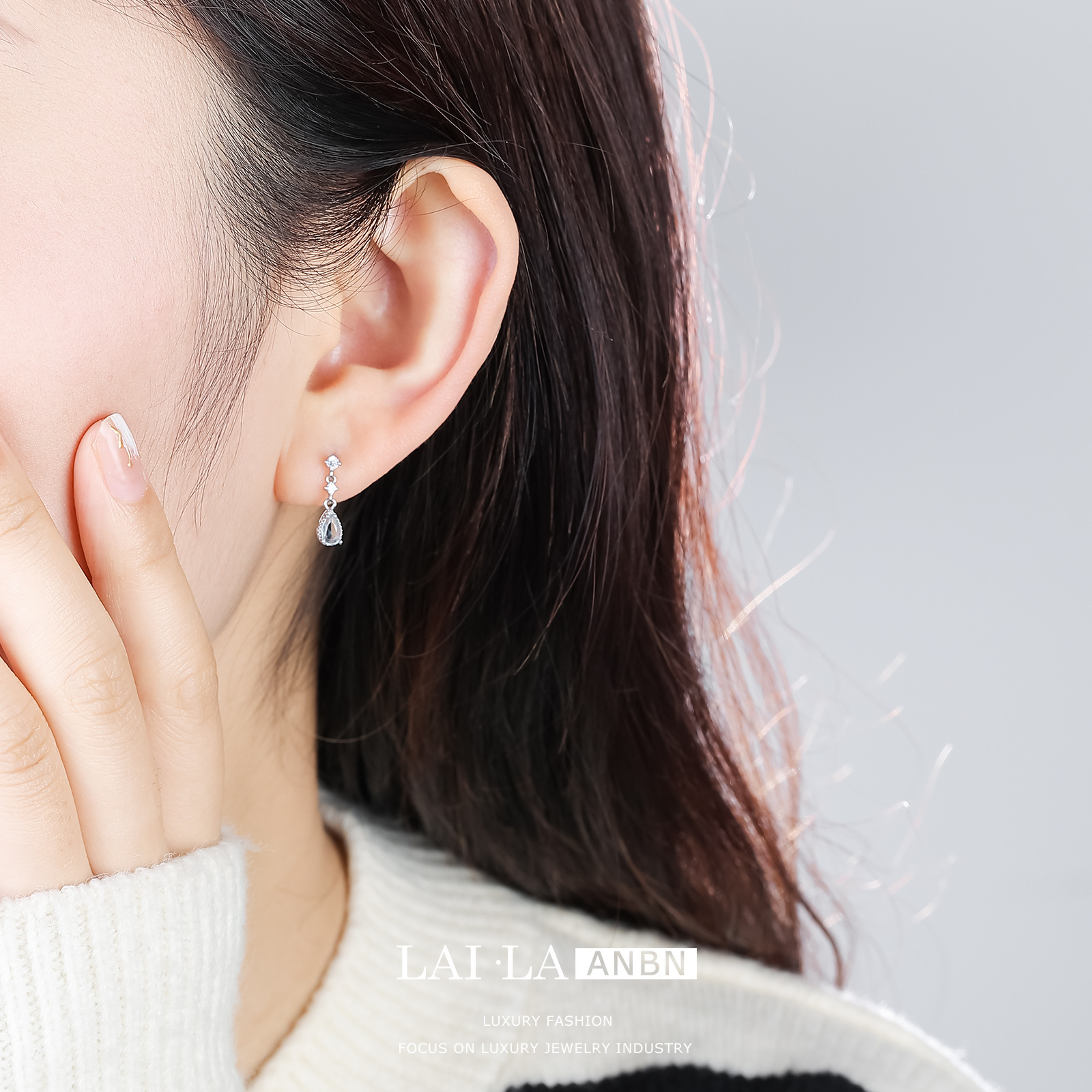 Walden Lake mosquito bobina clip de oreja hembra sin oreja azul claro pendientes de gota de agua temperamento mini pendientes al por mayor