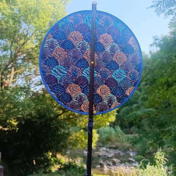 Ventilador de cintura antiguo estilo Hanfu impresión grupo de ventilador al por mayor cheongsam ventilador de cintura de mango largo frisa puede rizar ventilador de colga de mango largo ventilador de bambú púrpura