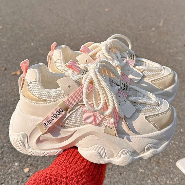 Zapatos de papá para mujeres 2025, nuevos zapatos de verano de altura de suela gruesa, de moda coreana, zapatos blancos para mujeres.