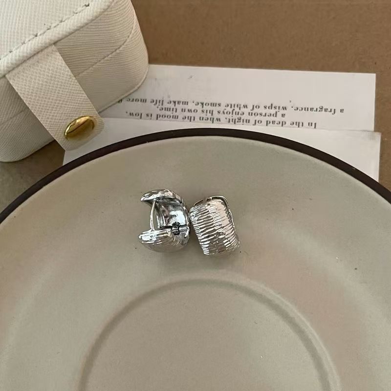 Especial estilo francés ligero de lujo nicho de diseño de pendientes personales fríos adornos de auriculares simples y exquisitos versátiles de alta calidad