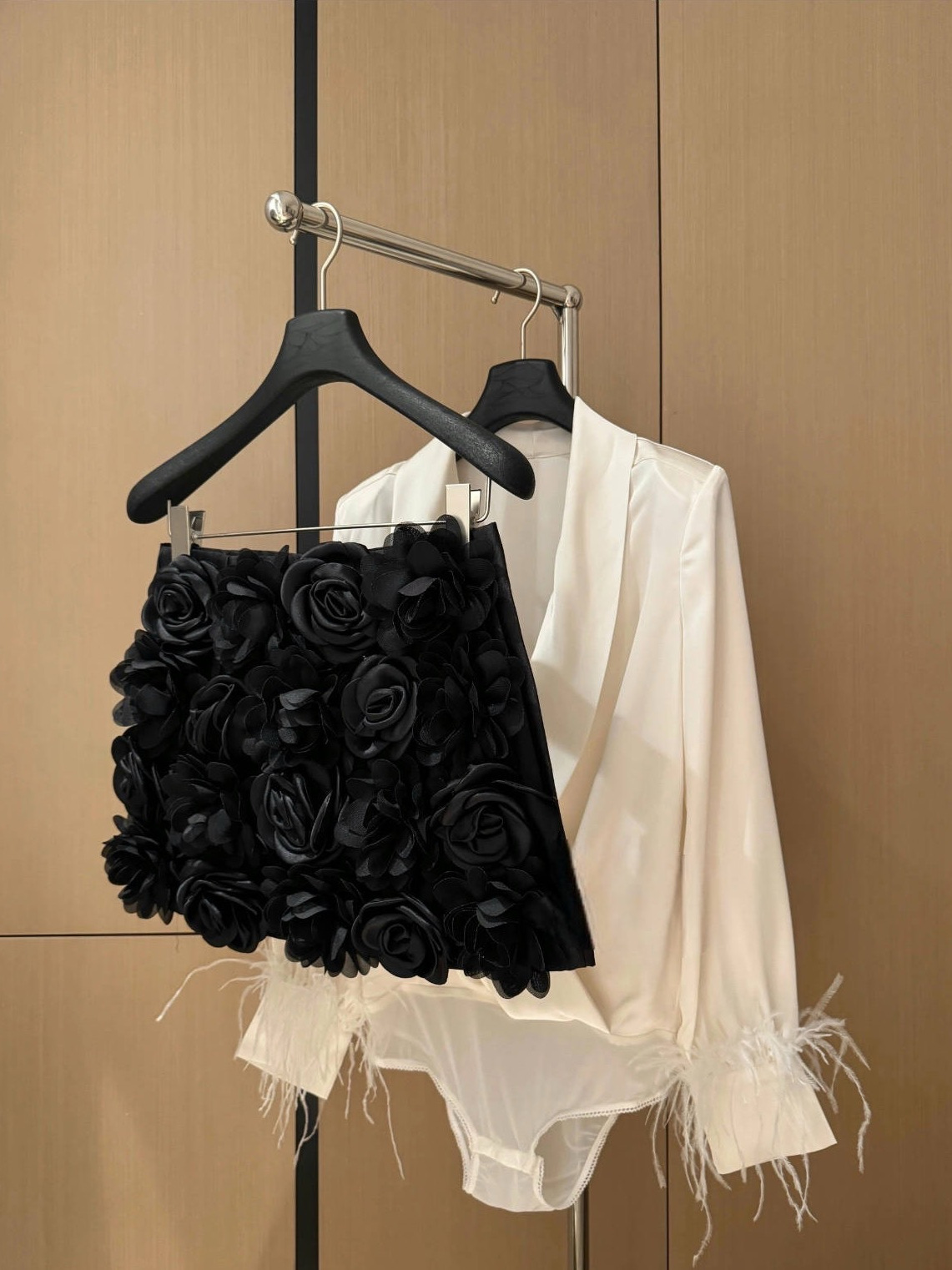 25 primavera temperamento francés satén con cuello en V súper hada hija dama pluma suave camisa de manga larga mujer lujo ligero forro versátil