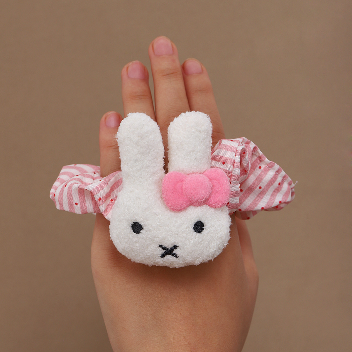 Otoño y invierno nueva corbata rosa de peluche conejo estriado anillo de pelo intestino grueso suave guapo chica viento grasa anillo de pelo al por mayor
