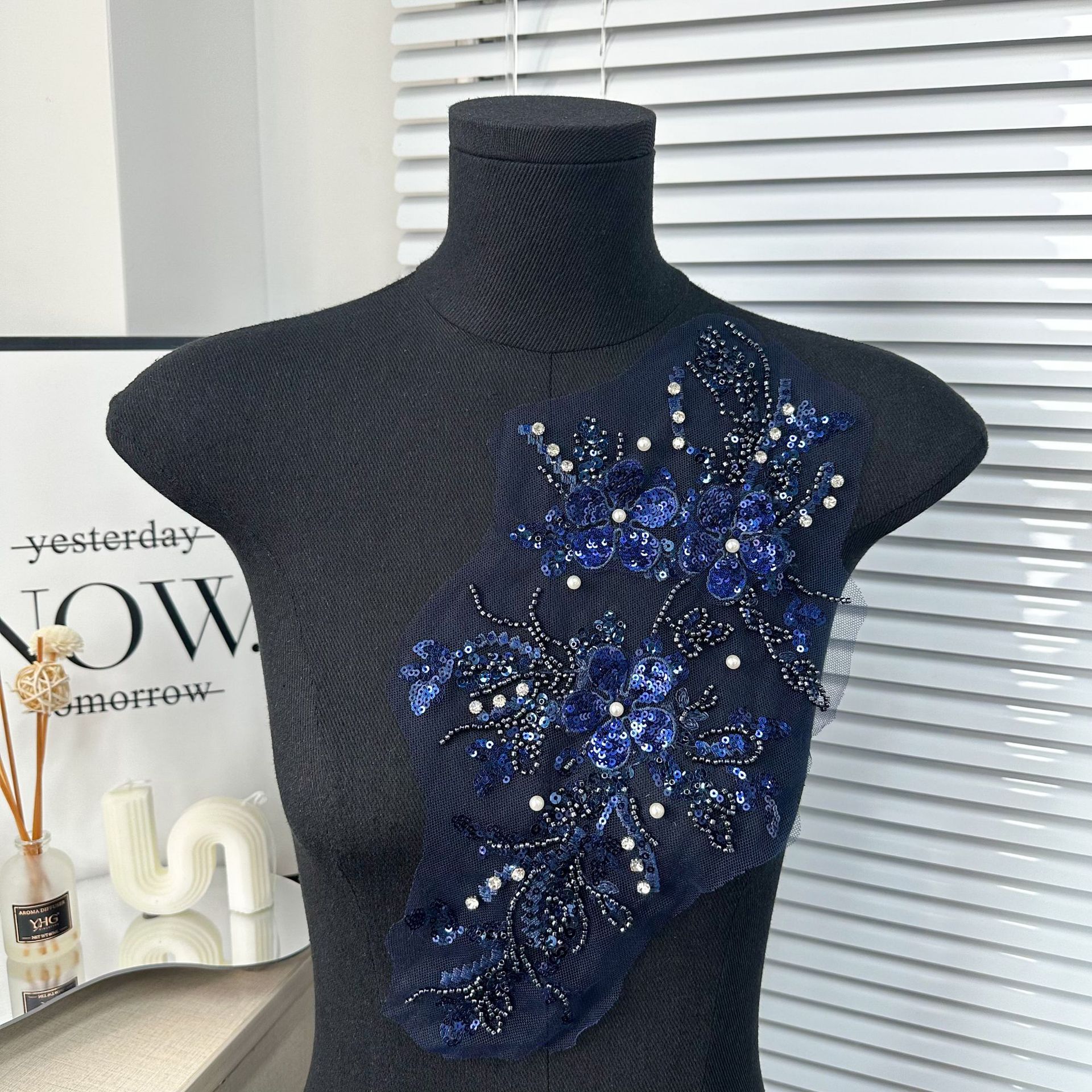 Venta caliente de lentejuelas con cuentas de flores decorativas vestido de novia accesorios de ropa parche pegatinas de tela accesorios de material de bricolaje fábrica al por mayor image 9