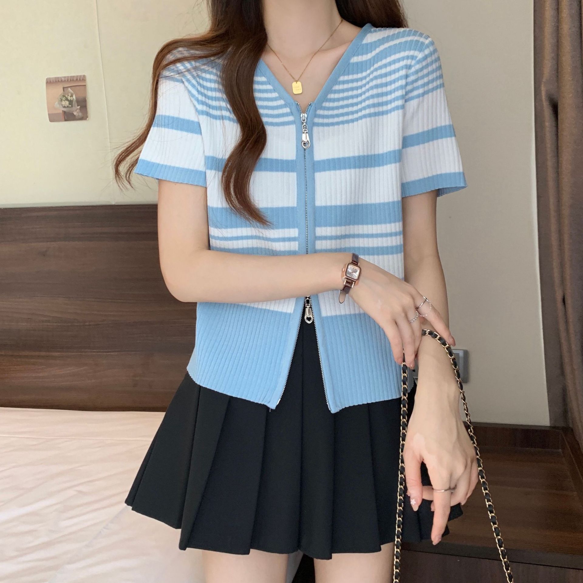 T-shirt a maniche corte con scollo a V a righe chic per donna in estate, alla moda e snellente, elegante maglia in seta ghiacciata con cerniera_voghion.com