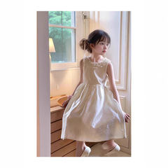女の子の新しい2025ワンピース夏の新しい木の耳元の光沢の王女のドレスのスカートの子供の涼しさのベストのスカート