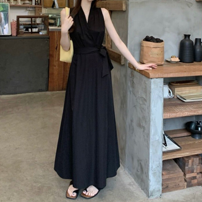 French-Style Hepburn-Inspired Elegant Sleeveless Halter Neck Dress for Women, Summer 2026, High-End Waist-Cinching Slimming Tank Dress