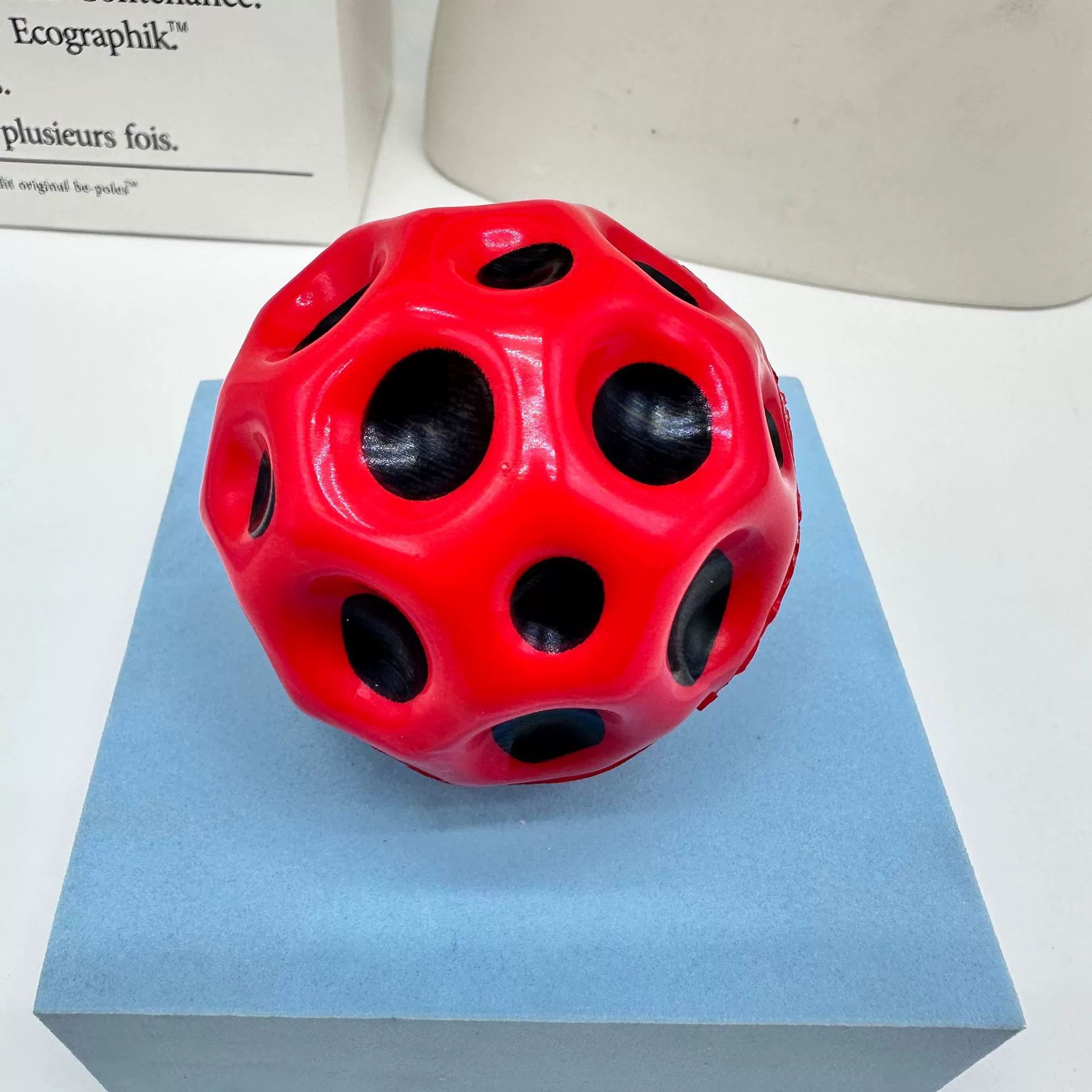 Venta caliente transfronteriza 7CM espuma PU bola de estrés estiramiento brillante baloncesto pequeño descompresión para niños juguete de ventilación rugby image 21