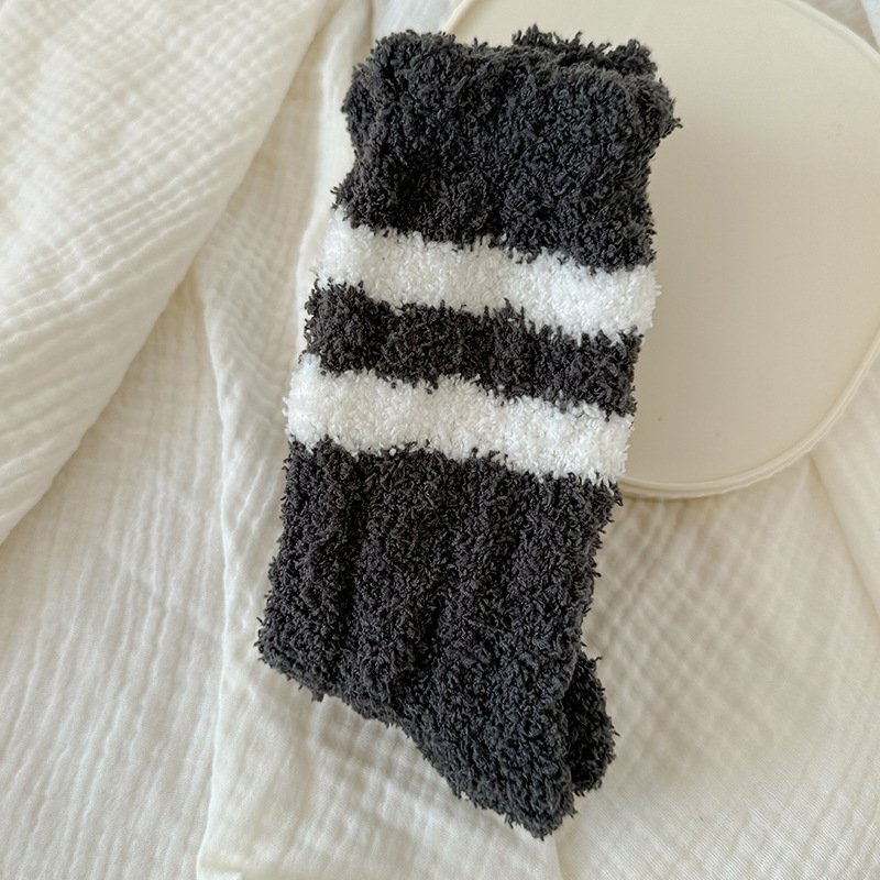 흰색 줄무늬가 있는 짙은 회색