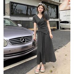 新型夏はやせて肉を遮るカジュアルな不規則なvネックの半袖の上着の純色の半身のスカートのファッションの2つのセットの潮が見えます。