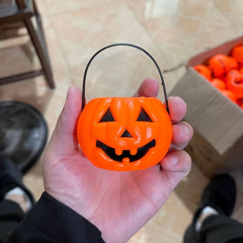 ハロウィーンの装飾を代行する黒いトランペットの手提げカボチャのバケツキャンディーの缶の子供の大きいサイズの黒いカボチャのバケツ|undefined