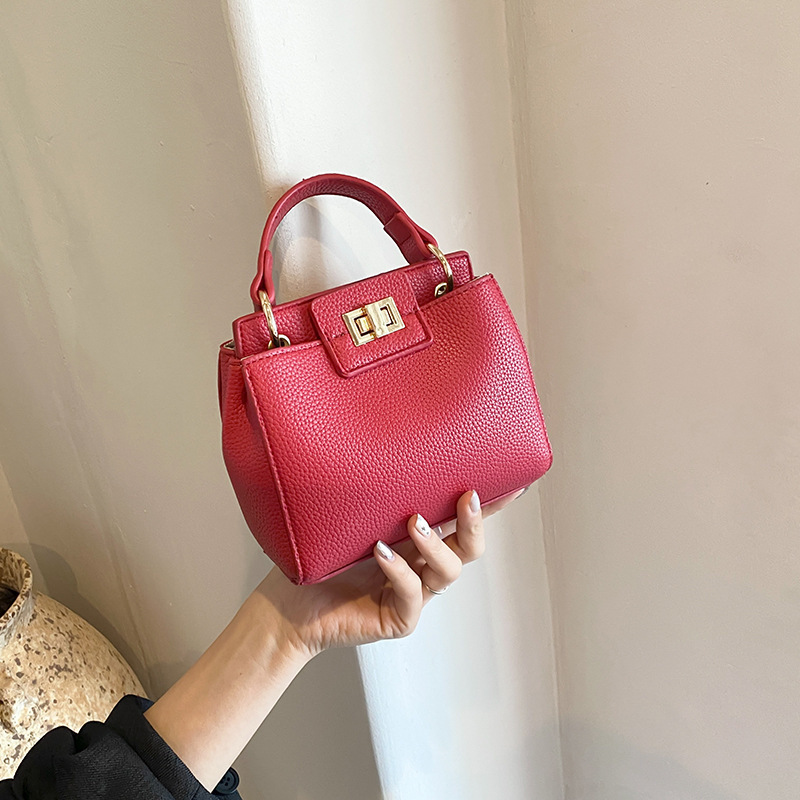 Bolsa cuadrada pequeña, sensación de verano de alta gama, mochila única para mujer, bolso de mensajero con cerradura, bolso de embrague, bolso especial, bolso de mujer Baoding