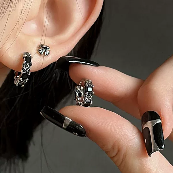 Dark-style cool and unique earrings for women, fashionable and versatile, retro and simple ear cuffs, 2026 new popular stud earrings