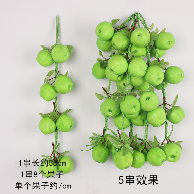 잎이 있는 에메랄드 그린 사과 한 묶음