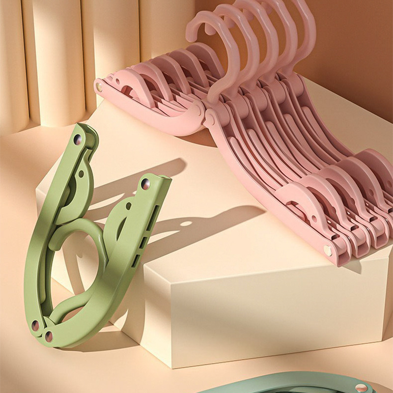 Handheld hanger for traveling