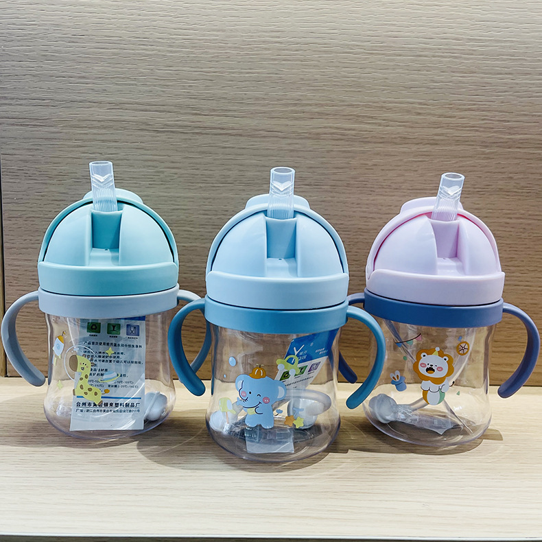 Nuevos productos de dibujos animados para niños tazas de paja de plástico lindas bebés mordidas boca de succión anti-asfixia hervidor de agua de doble mango taza de aprendizaje
