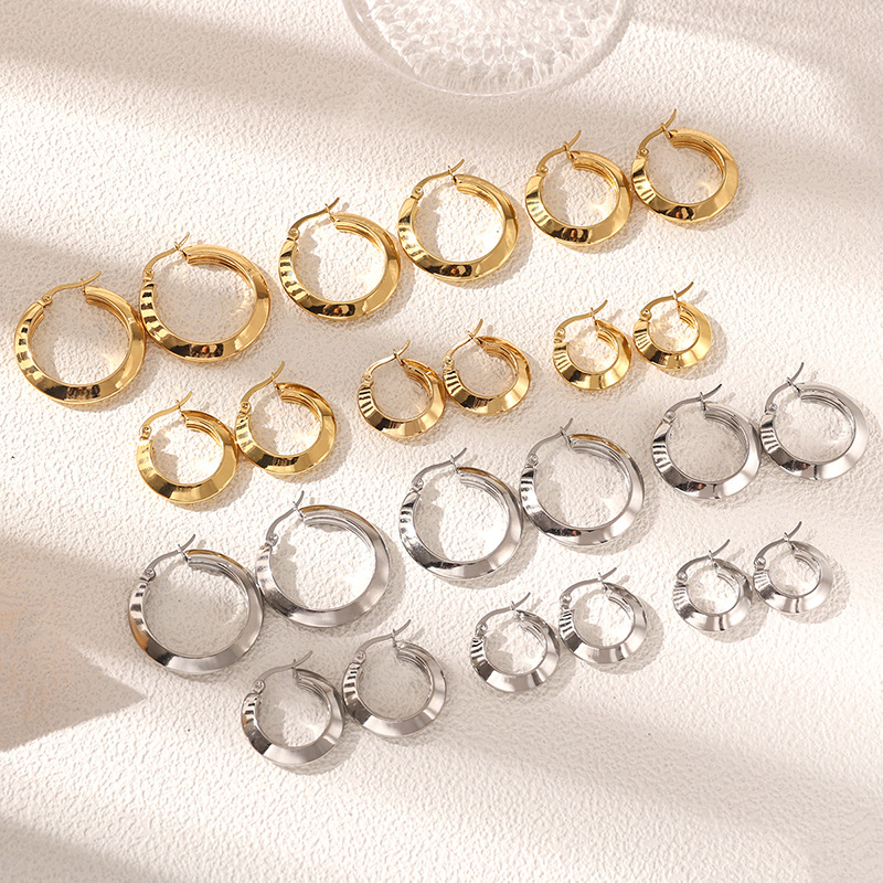 TENA Europa y los Estados Unidos transfronterizos en acero inoxidable chapado en oro 18 quilates aretes de círculo ligero de lujo de alta calidad para mujeres aretes de acero de titanio al por mayor