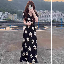 法式气质御姐轻熟小众不撞款黑色碎花V领显瘦连衣裙子长裙女夏季