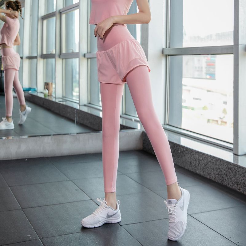 Trajes deportivos de yoga para mujeres verano nuevo 2025 nuevo abrigo con cojín de pecho secado rápido falso dos pantalones comercio exterior