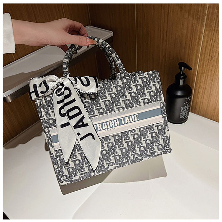 Bolsa de mano tipo satchel al por mayor de Baigou para mujer 2025 nueva moda europea y americana con letras impresas de gran capacidad.