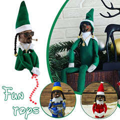 国境を越えたnoopon a stoop玄関は腰をかがめたクリスマスの妖精人形黒人の人形樹脂の振り子を覗き込んでいる