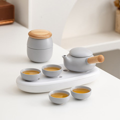 同じタイプのオフィスホテルのお茶のカップはティーポットを入れます。