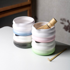 国境を越えて日本式の抹茶の大便の碗のグラデーションの色の点のお茶の道具の陶磁器のストライプの茶碗のお茶の立の百本立を提供します。