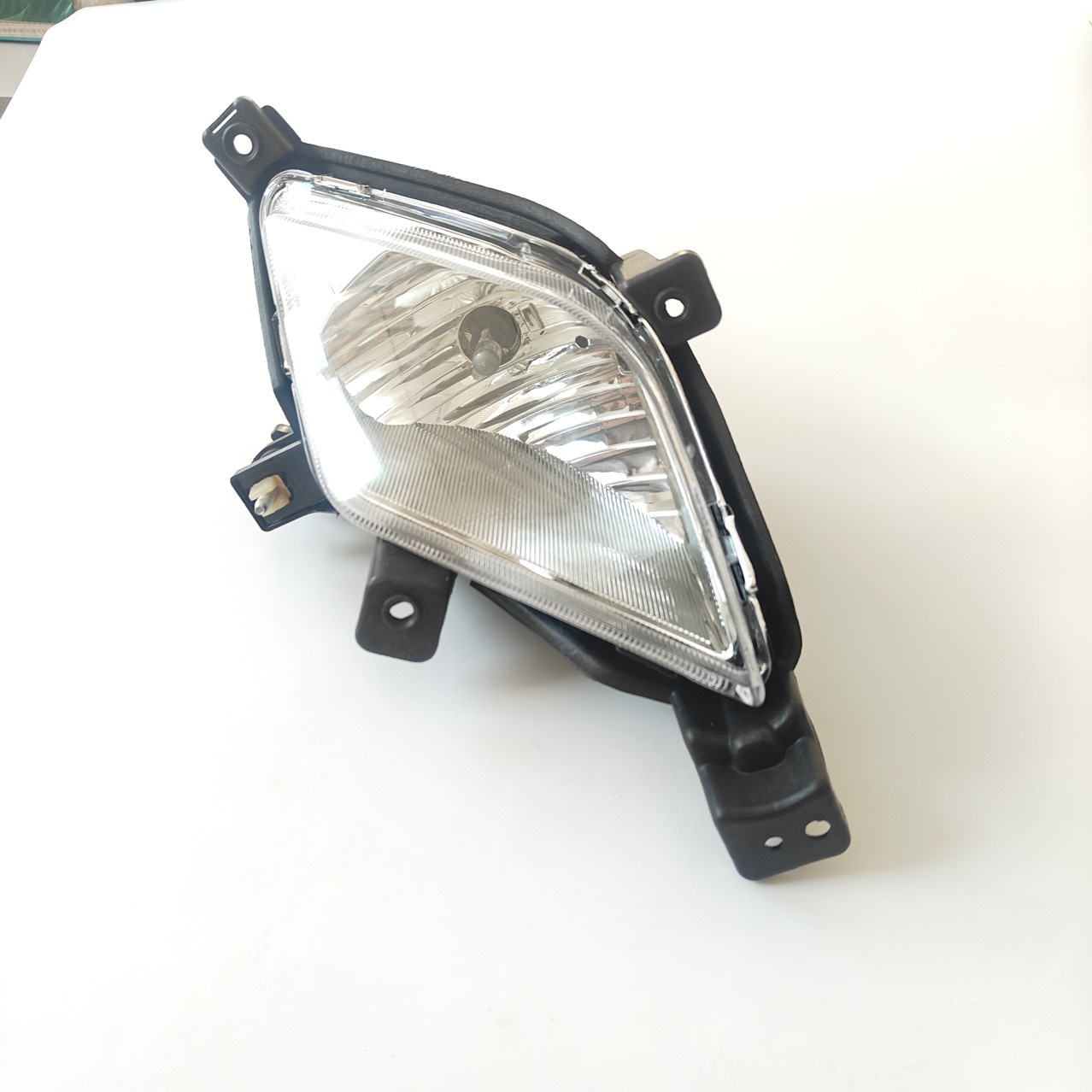 Front fog lamp 8320134001 8320234001 suitable for car Korando front bumper bracket fog lamp batch