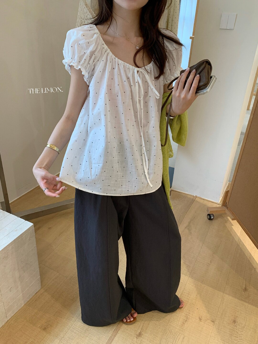 Áo sơ mi nữ tay bồng chấm bi phong cách Nhật, cổ dây rút, dáng suông trẻ trung — màu đen, màu trắng, xanh lá cây chi tiết 40