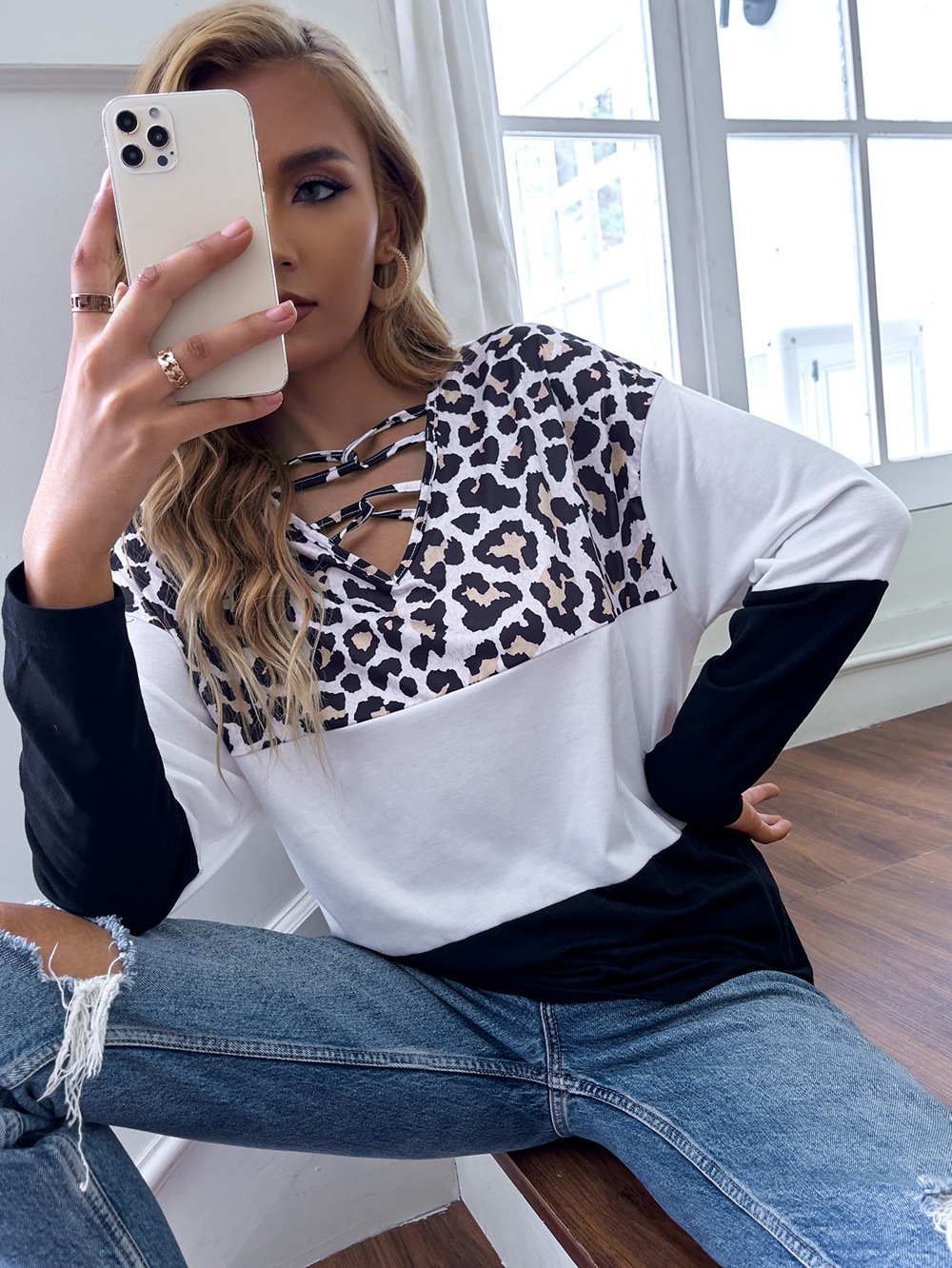 Camiseta suelta de manga larga con cuello en V y costuras en blanco y negro con estampado de leopardo NSDF73732