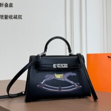 2026早春新款高级感时尚木马小方包包女时尚百搭手提单肩斜挎包包