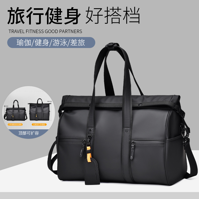 Capacious travel bag wet and dry separation