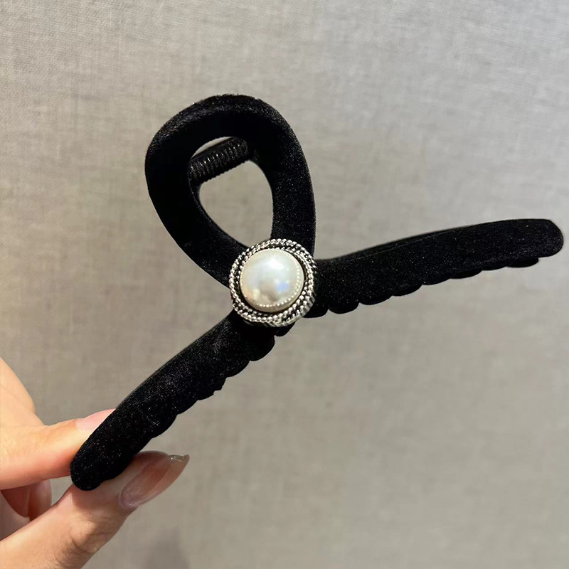 黒い大きいサイズのベルベットはツバキの花を挟んで高級感があります。