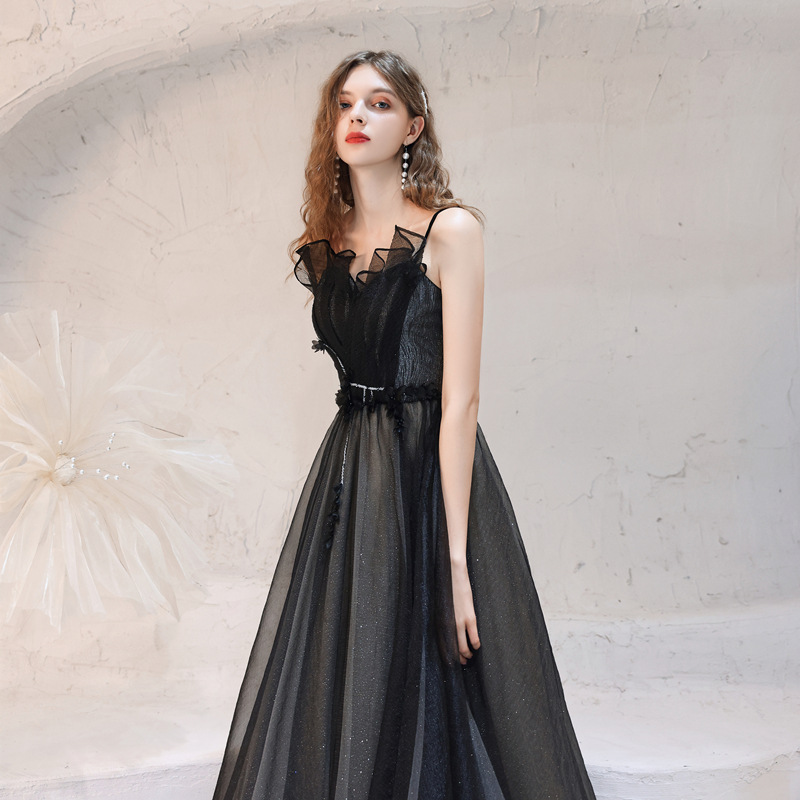Vestido de cena de reunión anual negro para mujeres 2026 nuevo estilo simple y generoso adelgazamiento de los estudiantes de exámenes de arte rendimiento de hadas