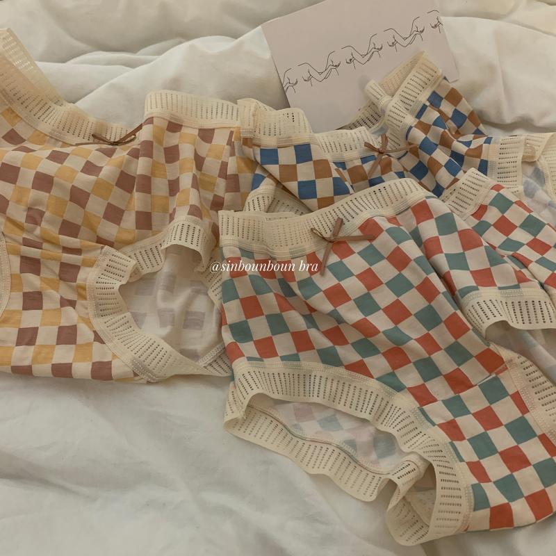 Spring and Summer new Japanese cute modal funny chessboard Plaid low waist soft breathable cotton crotch briefs for women