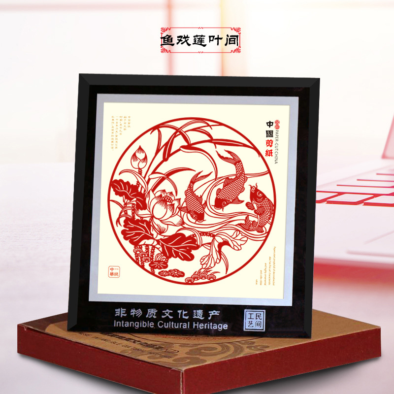 연잎 사이에서 노는 물고기